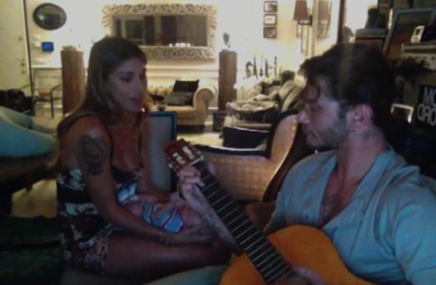 Belen canta e Stefano suona la chitarra