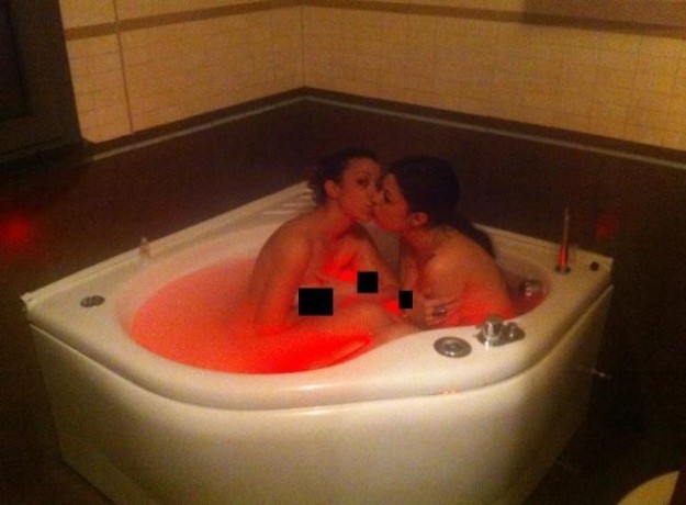 Sara Tommasi e la sua assistente in vasca