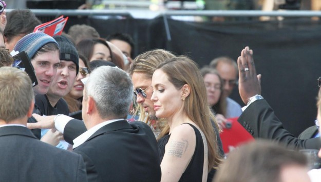 Angelina Jolie firma autografi