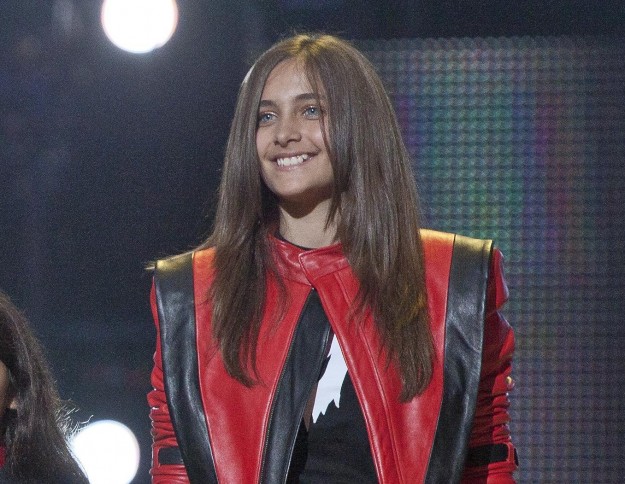 La figlia del Re del Pop sorridente