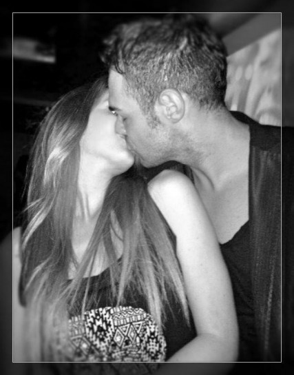 Jessica e Leonardo si baciano