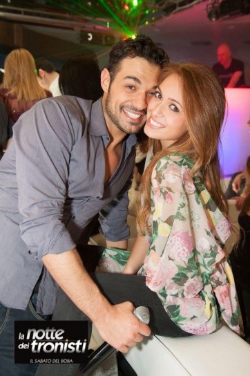 Leonardo Greco in posa con la sua fidanzata