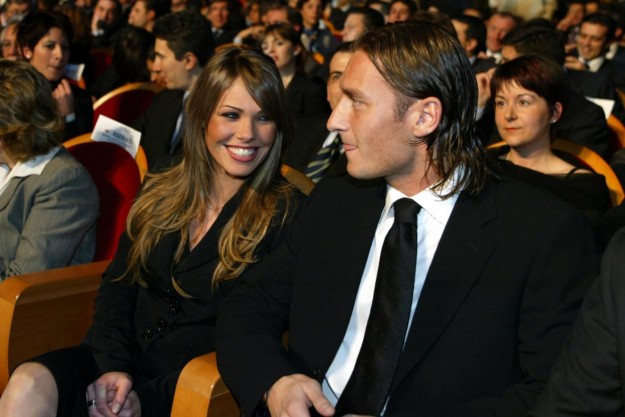 Ilary sorridente con il marito