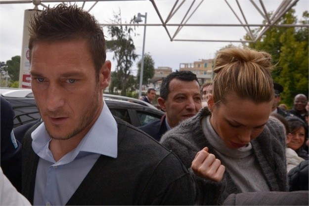 Totti e la Blasi all'ingresso del Gemelli