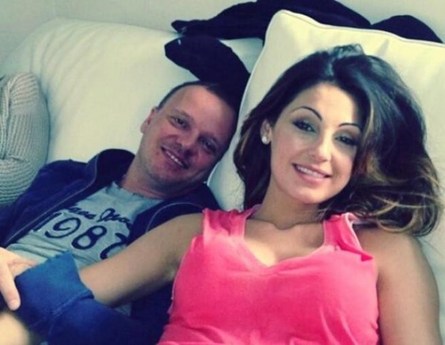 Anna e Gigi sorridenti sul divano