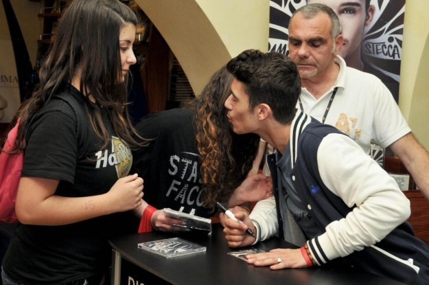Il rapper alla presentazione del suo cd Stecca