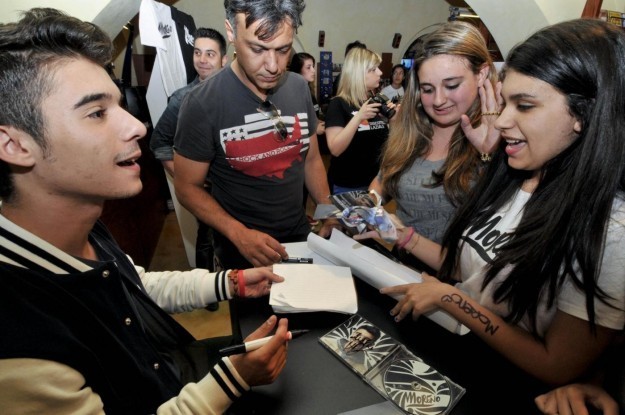 Moreno firma autografi alle fan