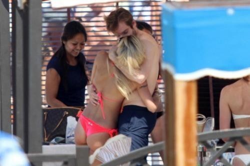 I due piccioncini vip innamorati al mare