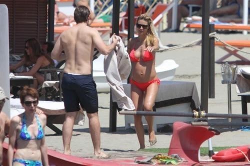 La Hunziker e Trussardi in vacanza a Forte dei Marmi