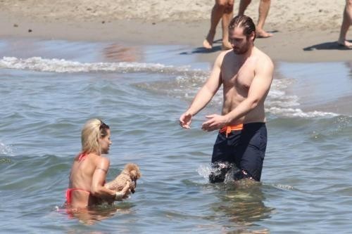 La showgirl con il cane in acqua
