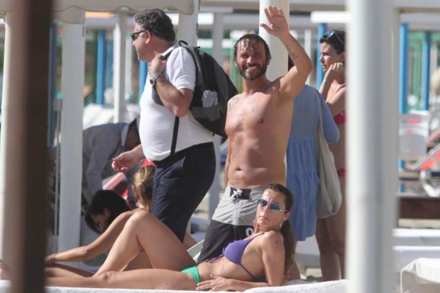 L'artista saluta i paparazzi