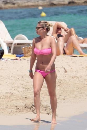 Bikini rosa per la cantante pugliese