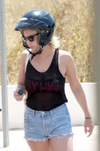 Emma in canotta nera e shorts