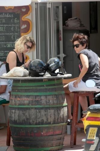La vincitrice di Sanremo 2012 in vacanza con le amiche a Formentera