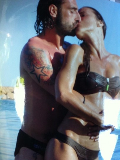 Bacio per la coppia vip