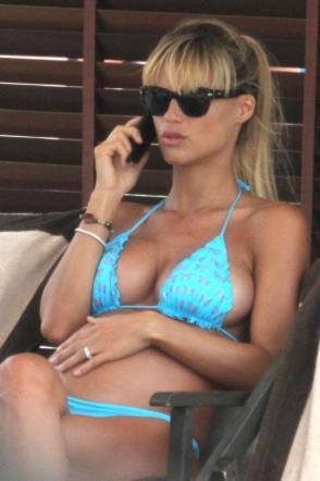 La mamma vip parla al cellulare