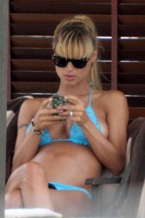 La star tv in bikini azzurro