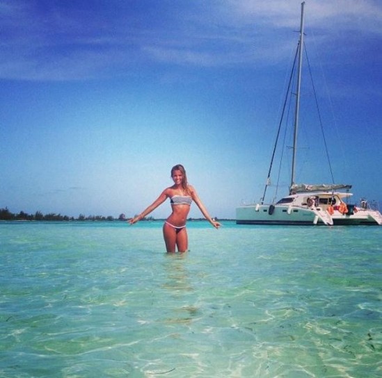 Costanza in bikini al mare