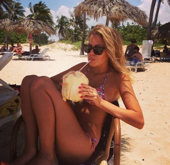 La showgirl in vacanza al mare