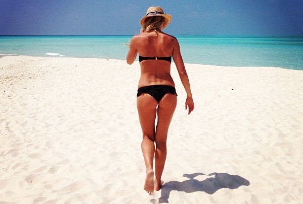 Elena Santarelli in spiaggia