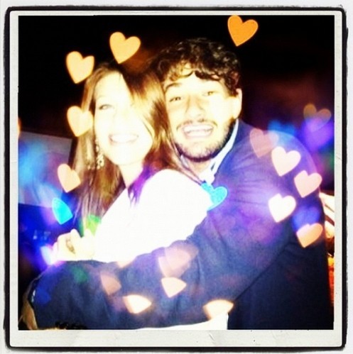 I due innamorati vip sorridenti su Twitter