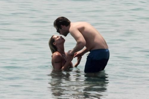 Bacio romantico per la coppia vip