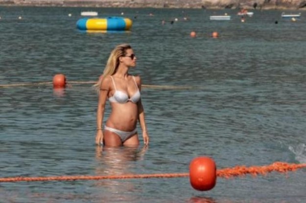 Michelle Hunziker incinta: foto della vacanza a Varigotti