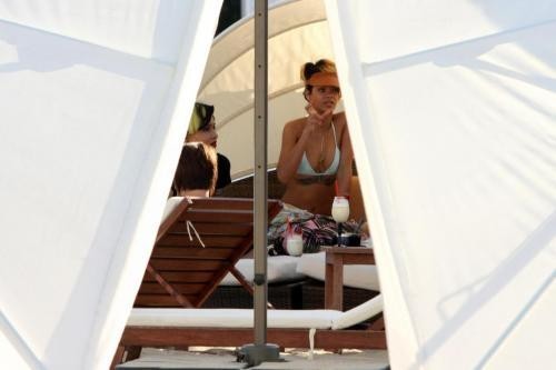Rihanna assediata dai fan