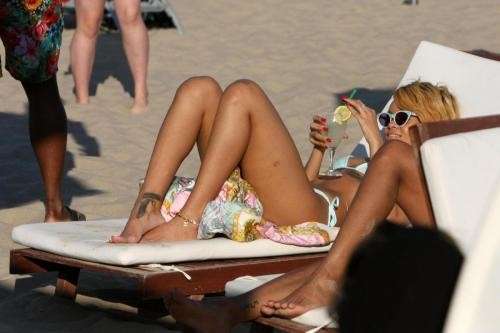 Rihanna sorridente in spiaggia