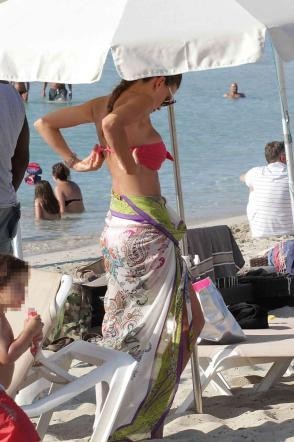 La mamma famosa sotto l'ombrellone