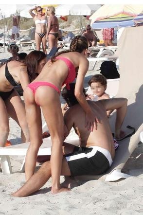 La showgirl in vacanza con la sua famiglia a Formentera