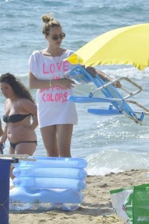 La conduttrice tv con una maglia bianca al mare