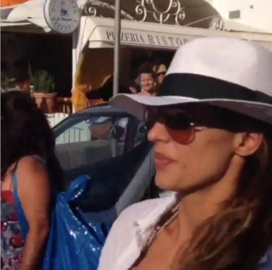 Cappello e occhiali da sole per la modella sarda