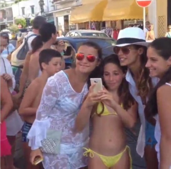 Elisabetta Canalis in posa con le fan