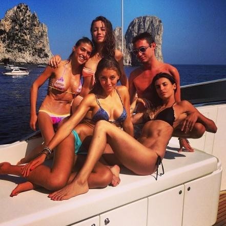 L'ex velina di Striscia la notizia in vacanza con gli amici