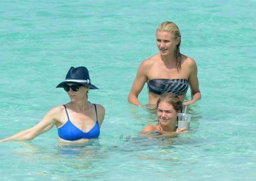 Cameron Diaz al mare con le colleghe