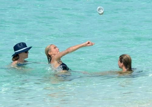 L'attrice americana con le colleghe al mare