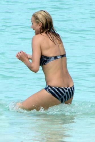 Cameron Diaz entra in acqua