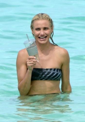 La diva hollywoodiana sorridente al mare