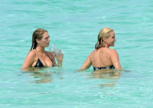 Cameron Diaz sorridente con Kate Upton in acqua