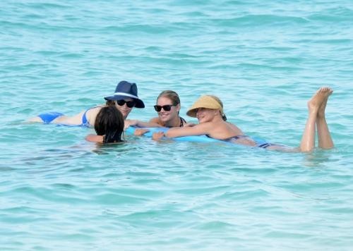 Cameron Diaz, Kate Upton e Leslie Mann sorridenti al mare