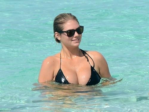 L'attrice e modella con gli occhiali da sole in acqua