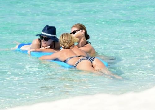 Le tre attrici al mare