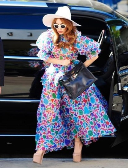 Abito colorato per la popstar a Los Angeles