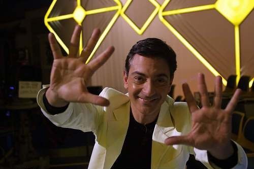 L'astrologo saluta i paparazzi