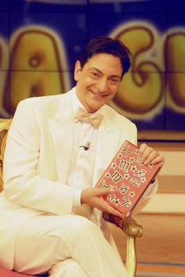 Il re dell'oroscopo sorridente in TV