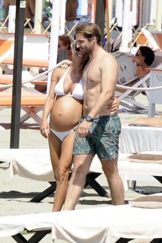 Michelle abbracciata a Tomaso