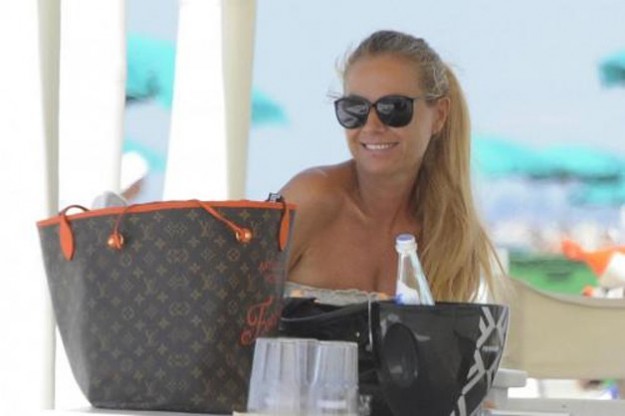 Federica Panicucci al mare, le foto della vacanza a Forte dei Marmi