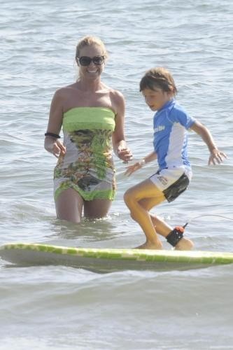 Federica ammira il suo piccolo surfista