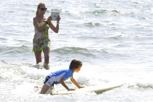 Federica fotografa il figlio con il tablet